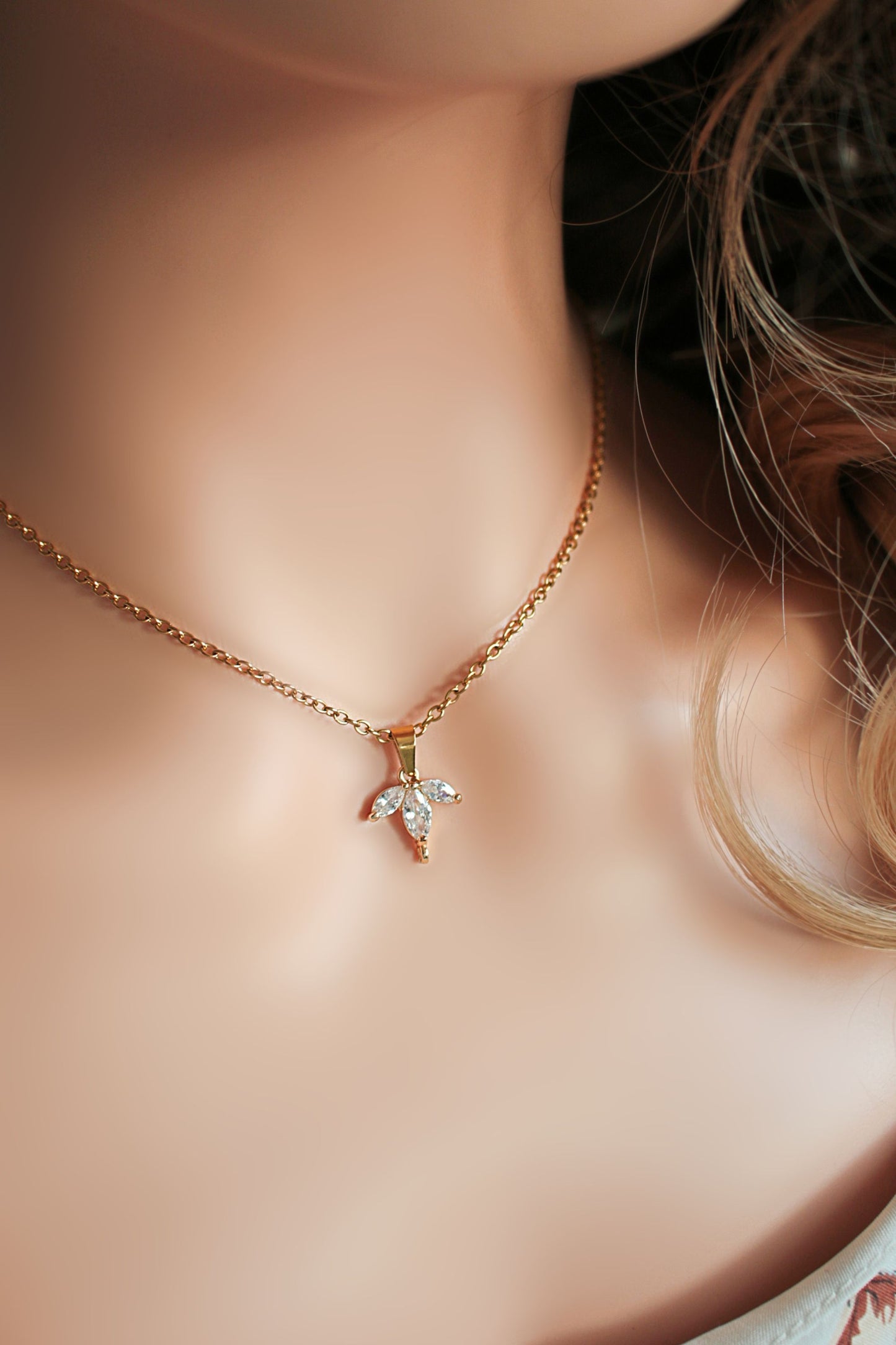 24 Karats CZ Dainty Flower Petals Pendant Necklace